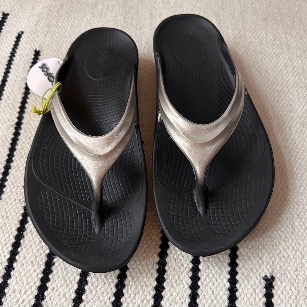 OOFOS black and silver women’s thong sandals